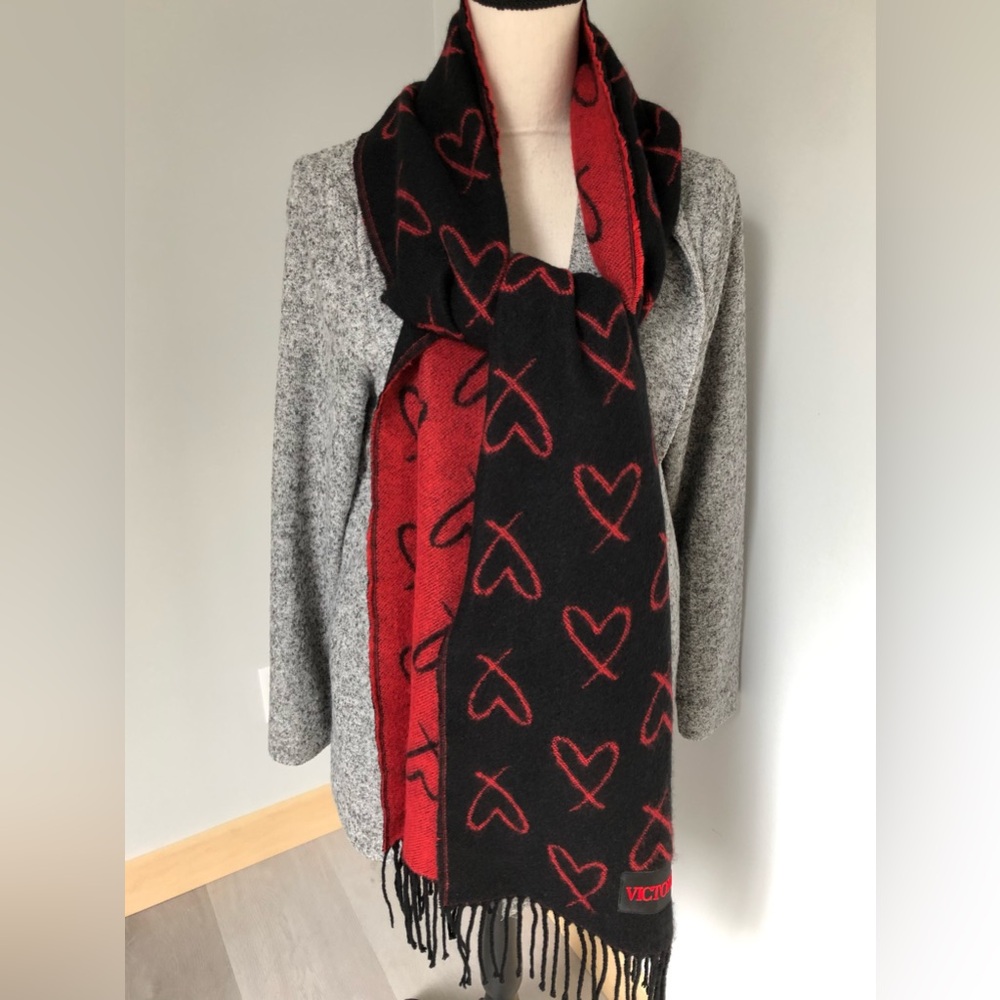 Victoria’s Secret Reversible Black And Red Heart Print Winter Knit Fringed Scarf